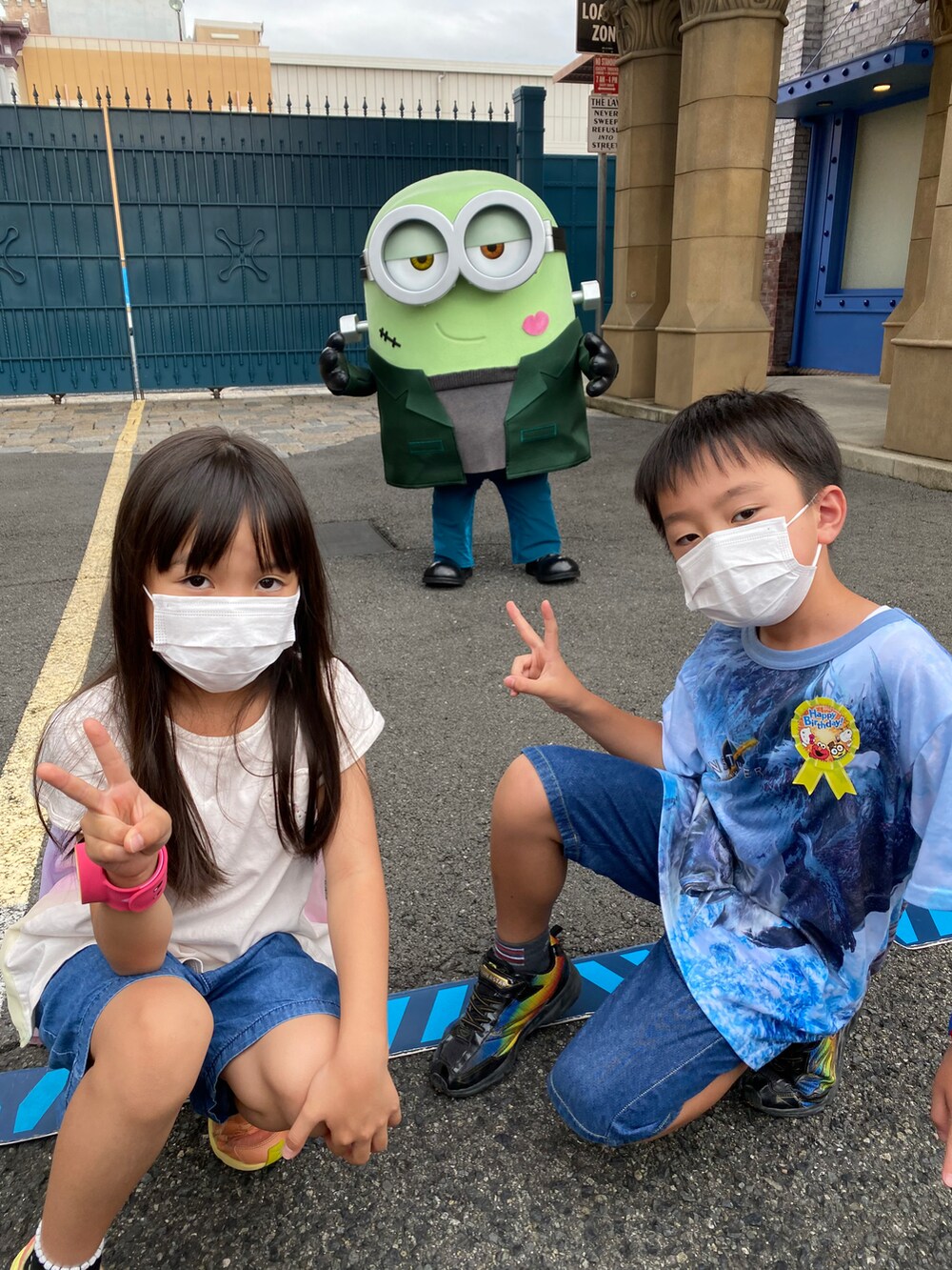 ブルー系のTシャツ/カットソー、イエロー系のその他を着用したキッズの秋コーディネートの2枚目の写真