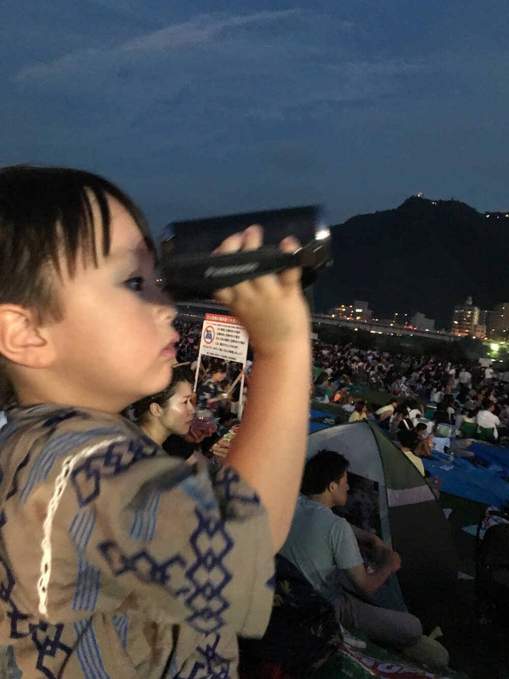 ブラウン系の浴衣、その他のその他を着用したキッズの夏コーディネートの3枚目の写真