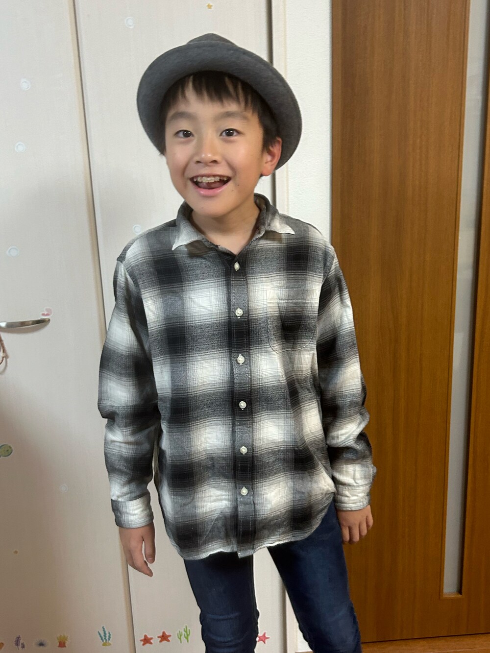 グレー系のシャツ/ブラウス、ブルー系のデニムパンツ、その他のその他を着用したキッズの秋コーディネートの3枚目の写真