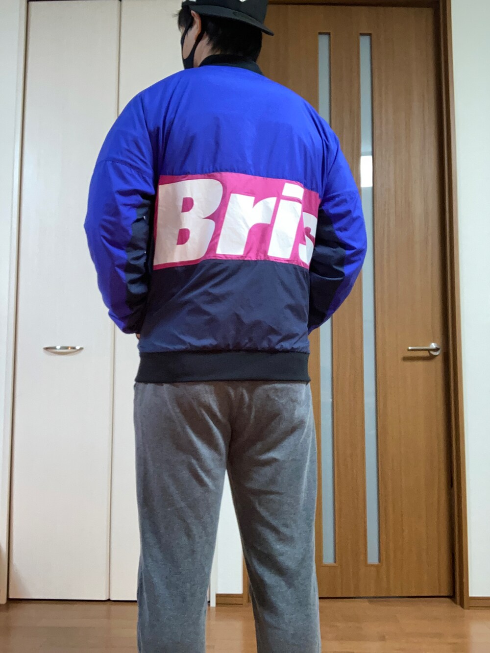 「F.C.R.B.、Bristol、ストリート、ニューエラ、キャップ、ブルゾン、スウェット、秋のコーデ、いいね、save、フォローお願いします🤑、シンプルコーデ」｜「F.C.Real Bristolのアイテム（ブルゾン、ブルー系）」を使った、ゆっけさん（メンズ・174cm）の秋コーディネートの2枚目の写真