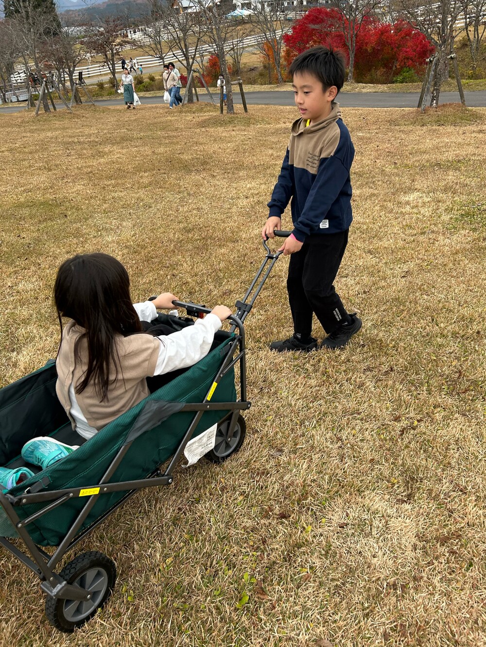 ベージュ系のニット/セーターを着用したキッズの秋コーディネートの3枚目の写真