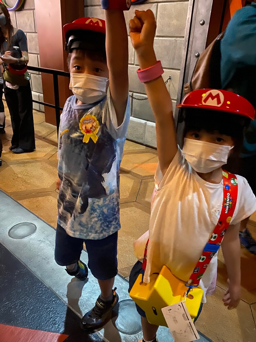 ブルー系のTシャツ/カットソー、イエロー系のその他を着用したキッズの秋コーディネートの4枚目の写真