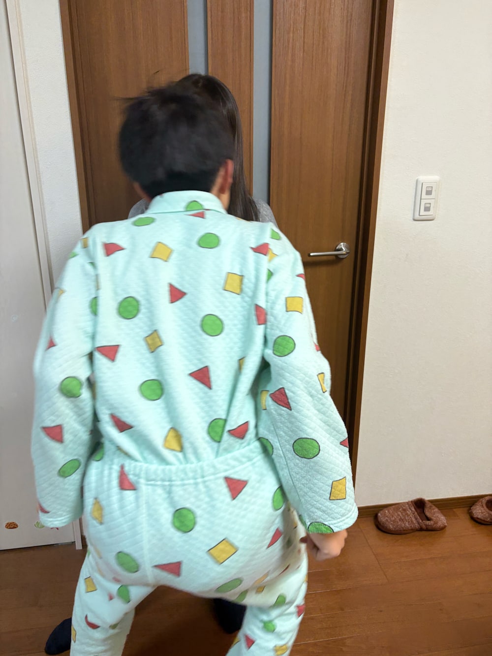 グレー系のスウェットを着用したキッズの秋コーディネートの2枚目の写真