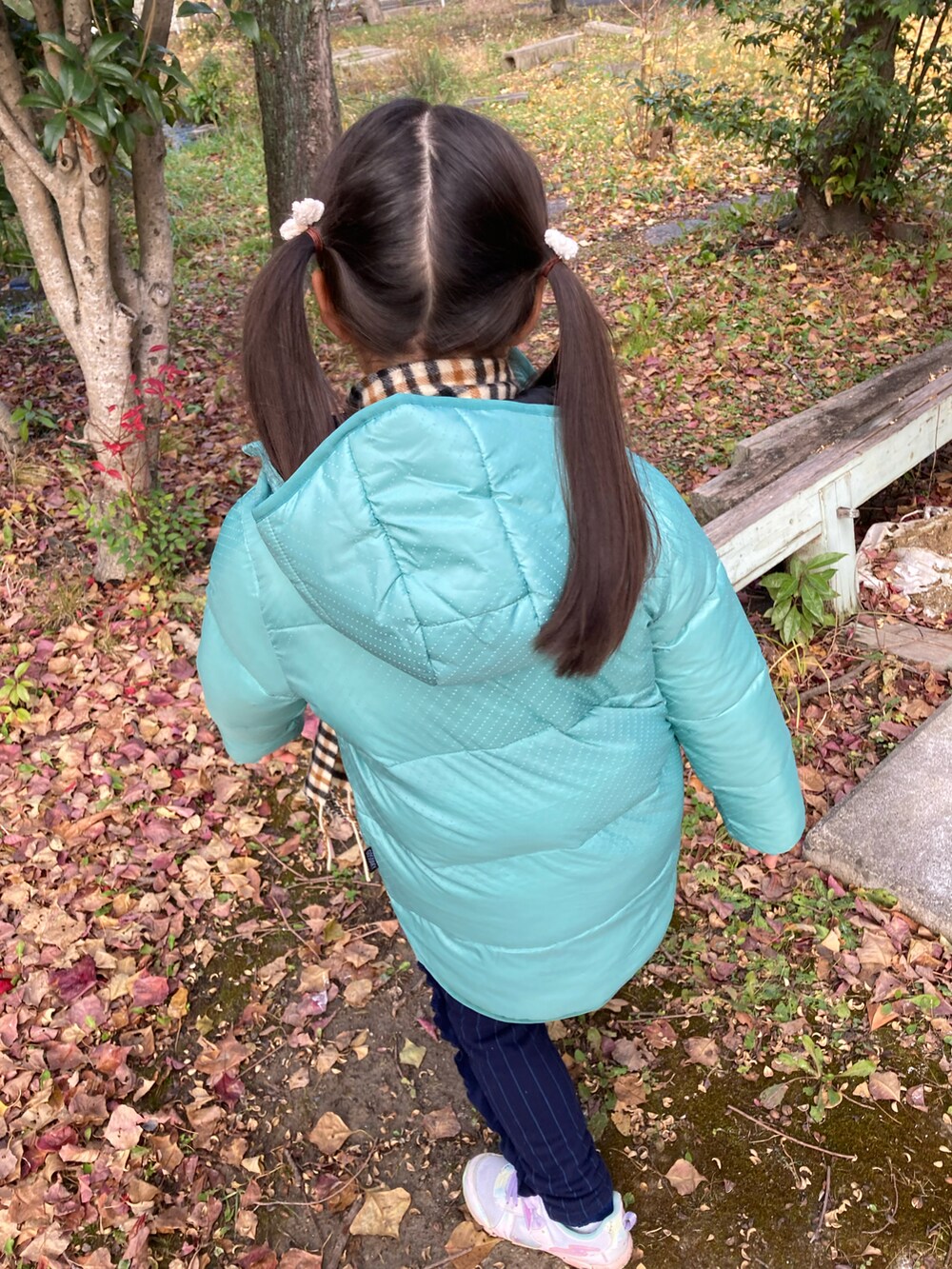 ブラウン系のマフラーを着用したキッズの冬コーディネートの4枚目の写真