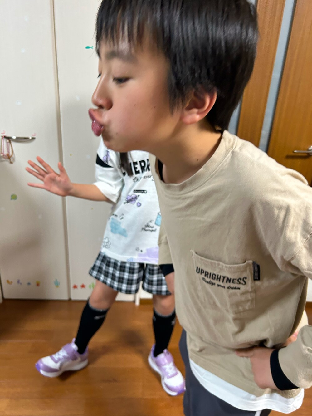 ホワイト系のTシャツ/カットソーを着用したキッズの春コーディネートの2枚目の写真