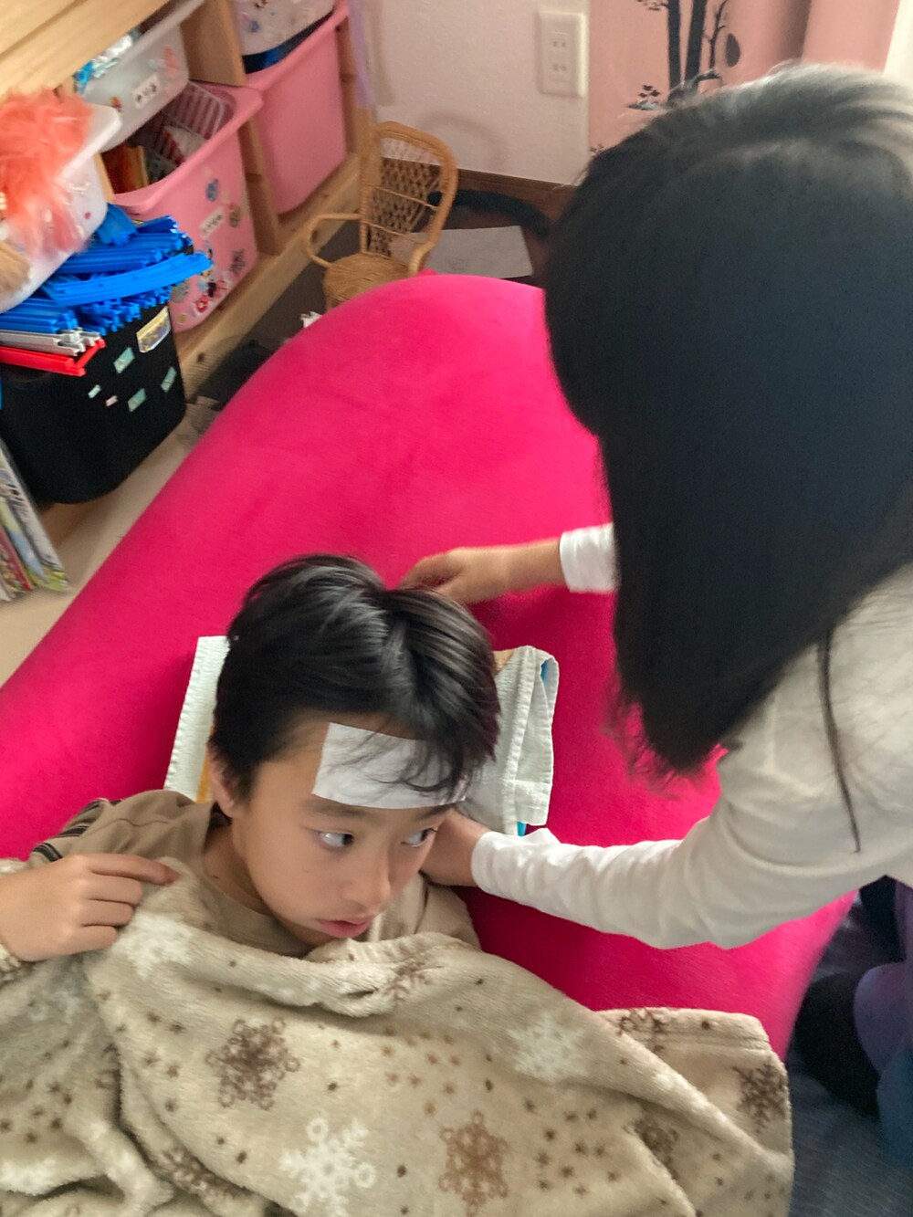 ホワイト系のTシャツ/カットソーを着用したキッズの秋コーディネートの4枚目の写真