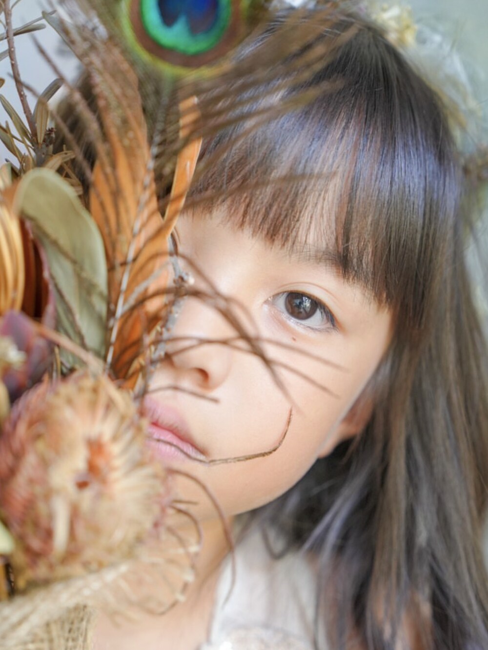 ホワイト系のドレスを着用したキッズの夏コーディネートの3枚目の写真