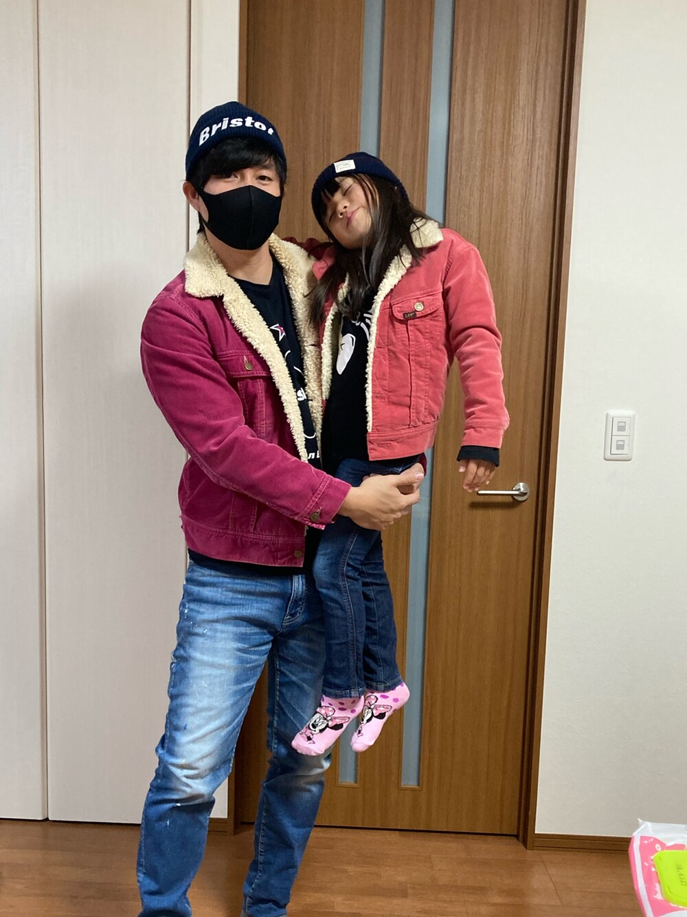 ピンク系のブルゾンを着用したキッズの秋コーディネートの4枚目の写真
