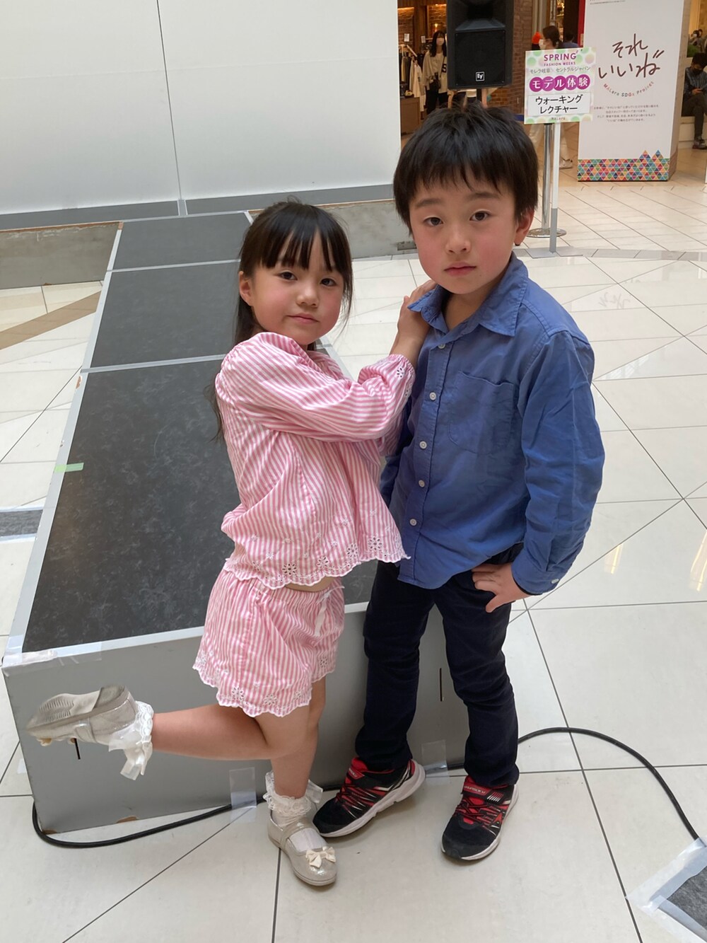 「キッズコーデ、シャツスタイル、シンプル、春、ポーズ」｜「OSHKOSHのアイテム（シャツ/ブラウス、ブルー系）」を使った、ゆっけさん（キッズ・125cm）の春コーディネートの3枚目の写真