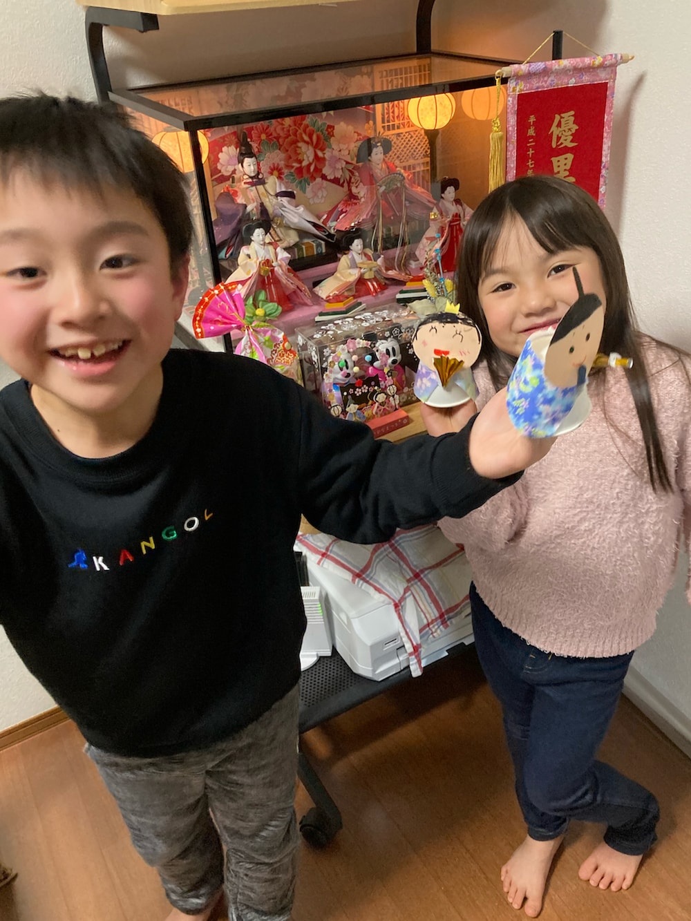 ブラック系のスウェットを着用したキッズの春コーディネートの2枚目の写真