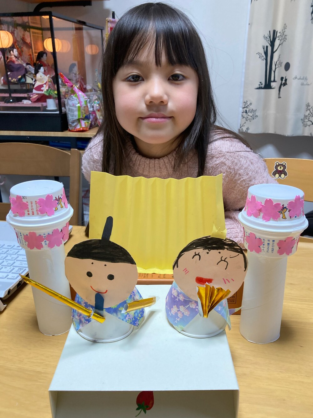 ブラック系のスウェットを着用したキッズの春コーディネートの4枚目の写真