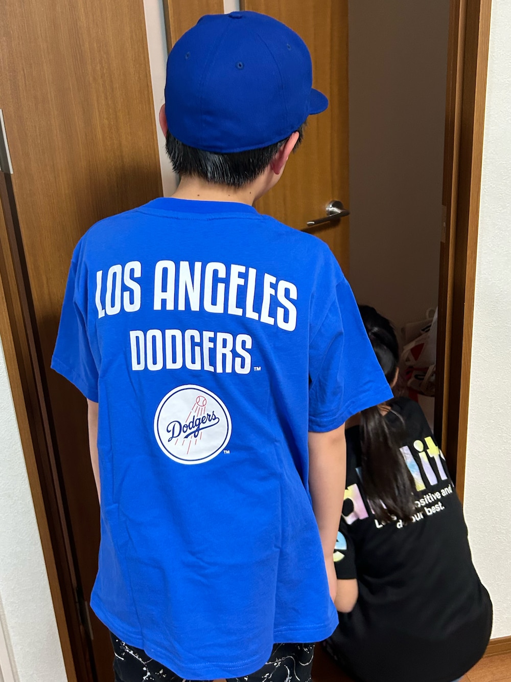 ブルー系のTシャツ/カットソー、ブルー系のキャップ、その他のその他を着用したキッズの春コーディネートの4枚目の写真