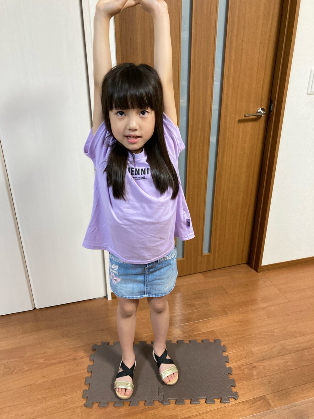 パープル系のTシャツ/カットソーを着用したキッズの夏コーディネートの3枚目の写真