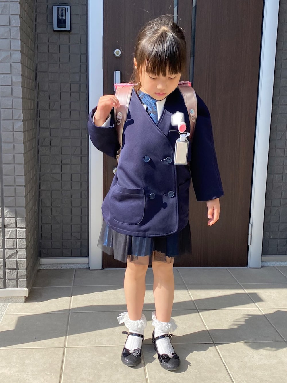 「春コーデ、入学式、ジャケット、キッズコーデ、フォーマル、ランドセル、スカート」｜「制服のアイテム（テーラードジャケット、ブラック系）」を使った、ゆっけさん（キッズ・120cm）の春コーディネートの2枚目の写真