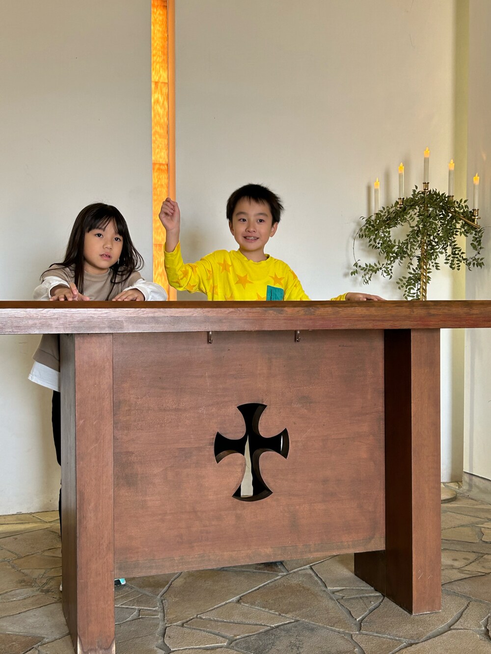 ベージュ系のニット/セーターを着用したキッズの秋コーディネートの4枚目の写真