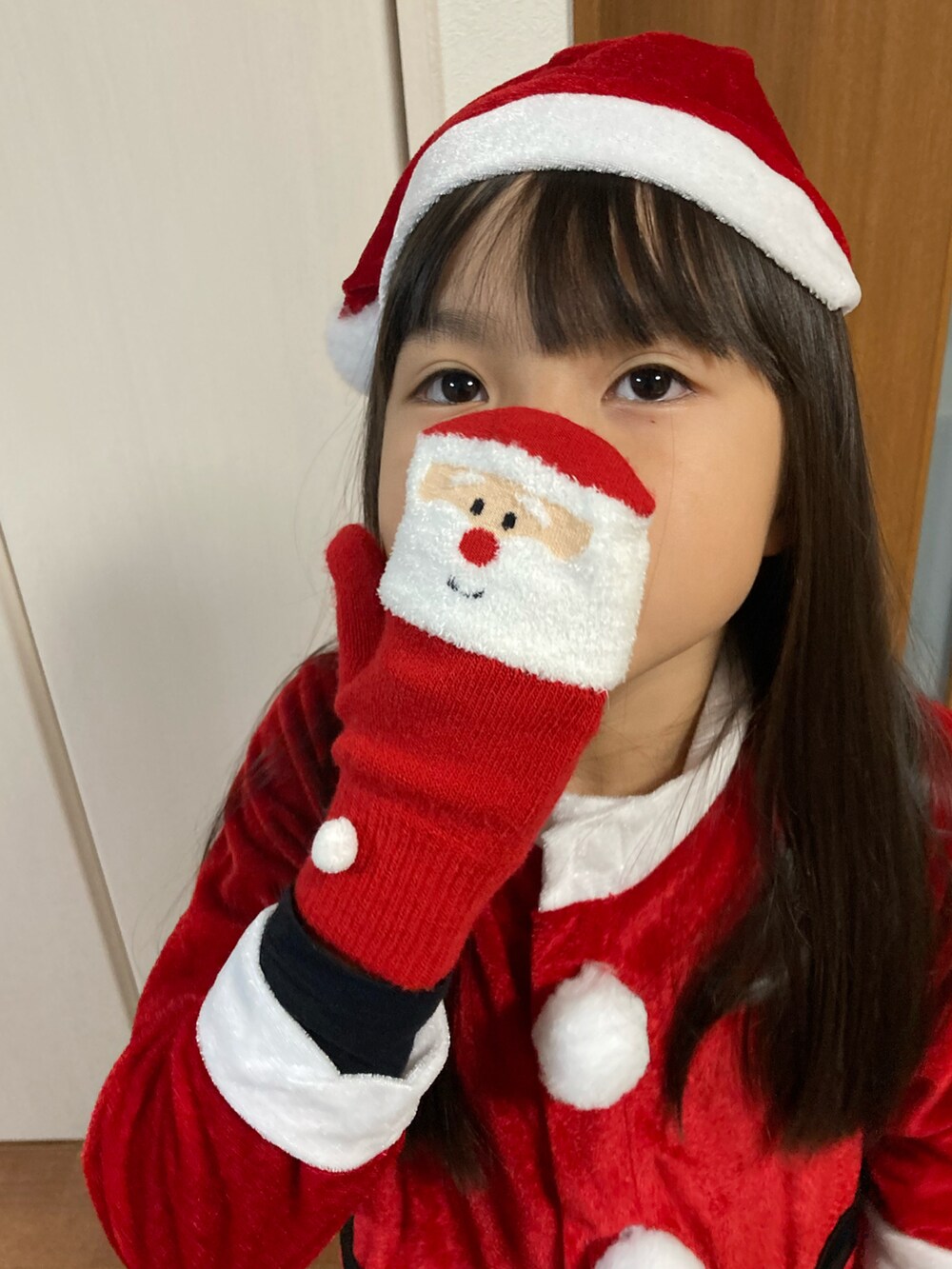 レッド系のジャケット/アウターを着用したキッズの冬コーディネートの3枚目の写真