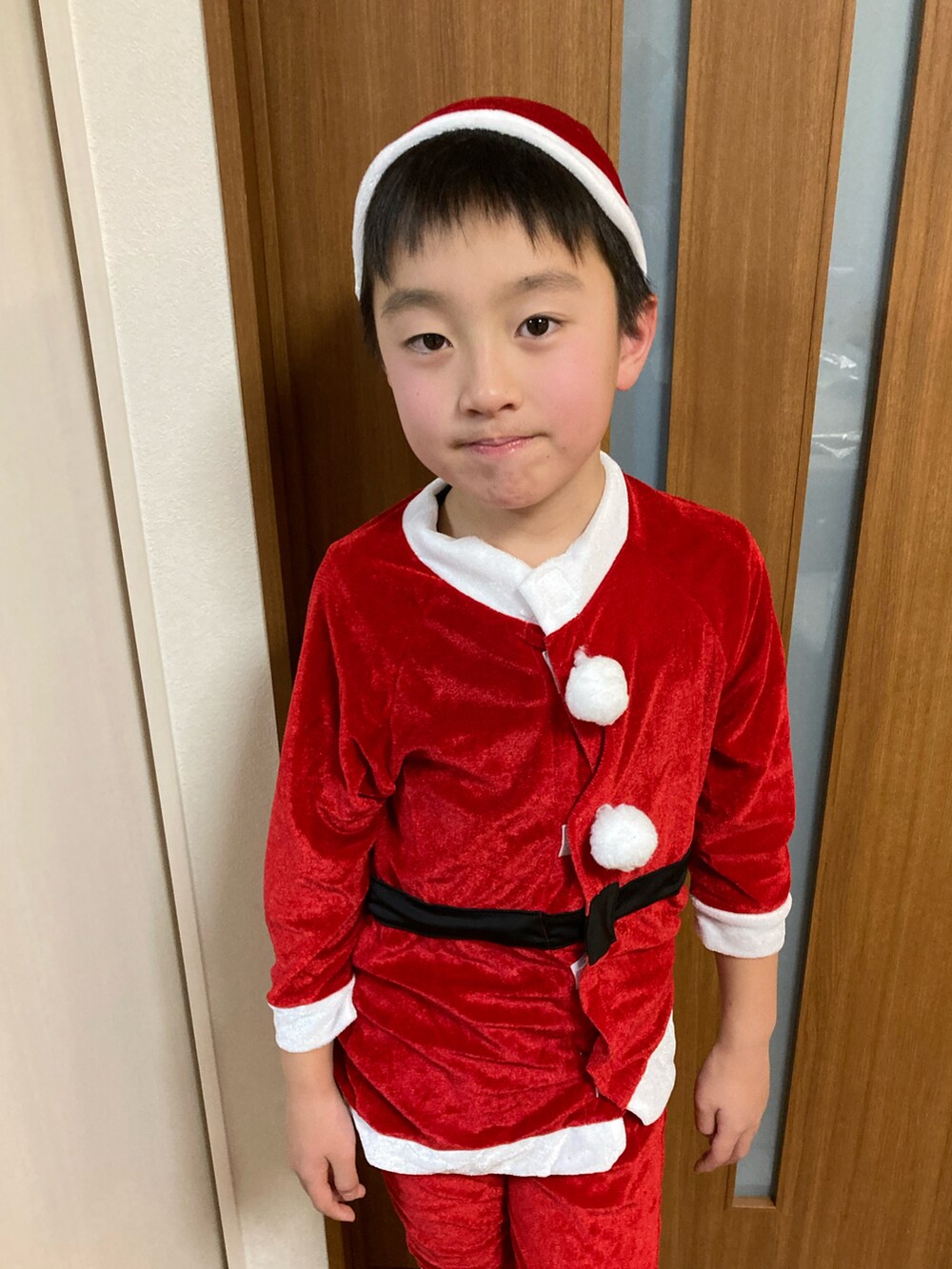 レッド系のその他アウターを着用したキッズの冬コーディネートの3枚目の写真