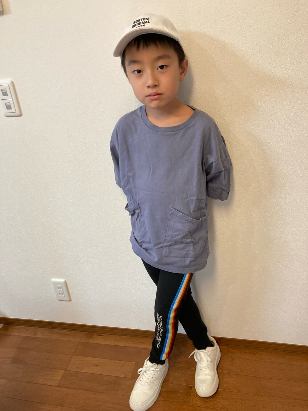 ホワイト系のキャップ、ホワイト系のその他を着用したキッズの夏コーディネートの4枚目の写真