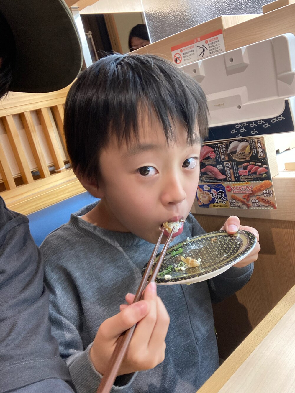 ブラック系のTシャツ/カットソーを着用したキッズの秋コーディネートの2枚目の写真