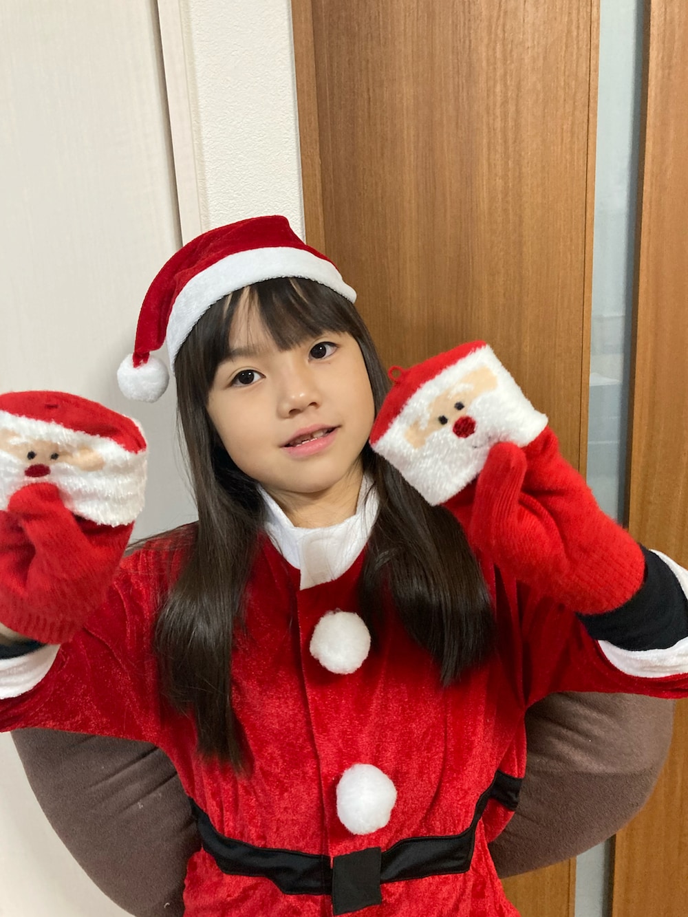 レッド系のジャケット/アウターを着用したキッズの冬コーディネートの2枚目の写真