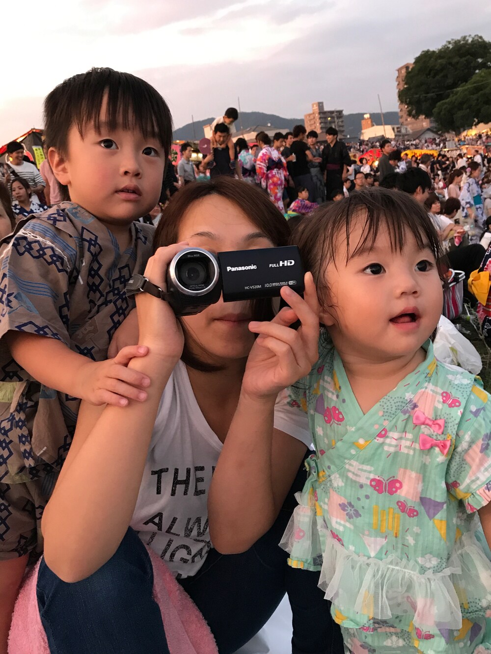 ブラウン系の浴衣、その他のその他を着用したキッズの夏コーディネートの2枚目の写真