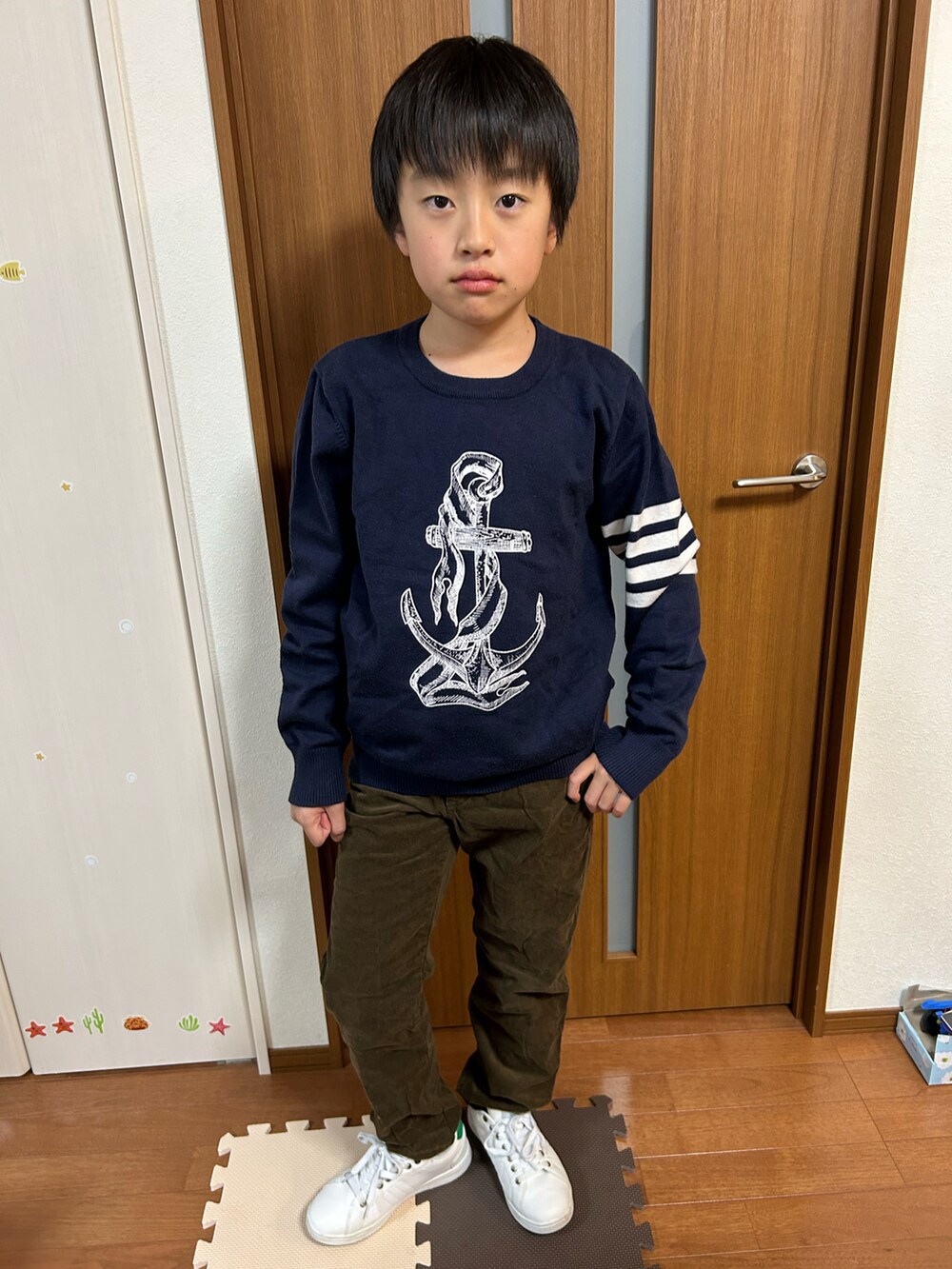 ブラック系のニット/セーターを着用したキッズの秋コーディネートの2枚目の写真