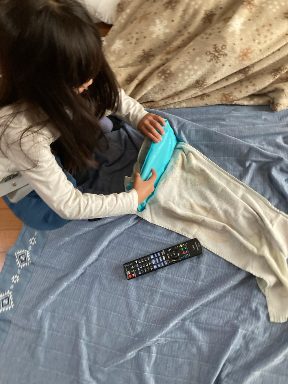 ホワイト系のTシャツ/カットソーを着用したキッズの秋コーディネートの3枚目の写真