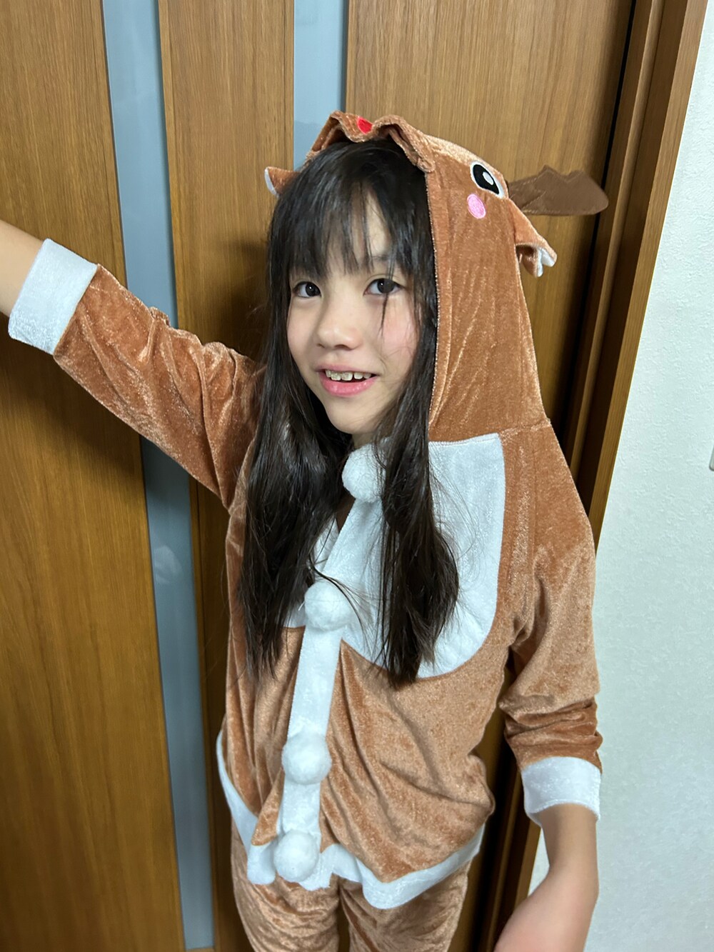 レッド系のブルゾンを着用したキッズの冬コーディネートの2枚目の写真