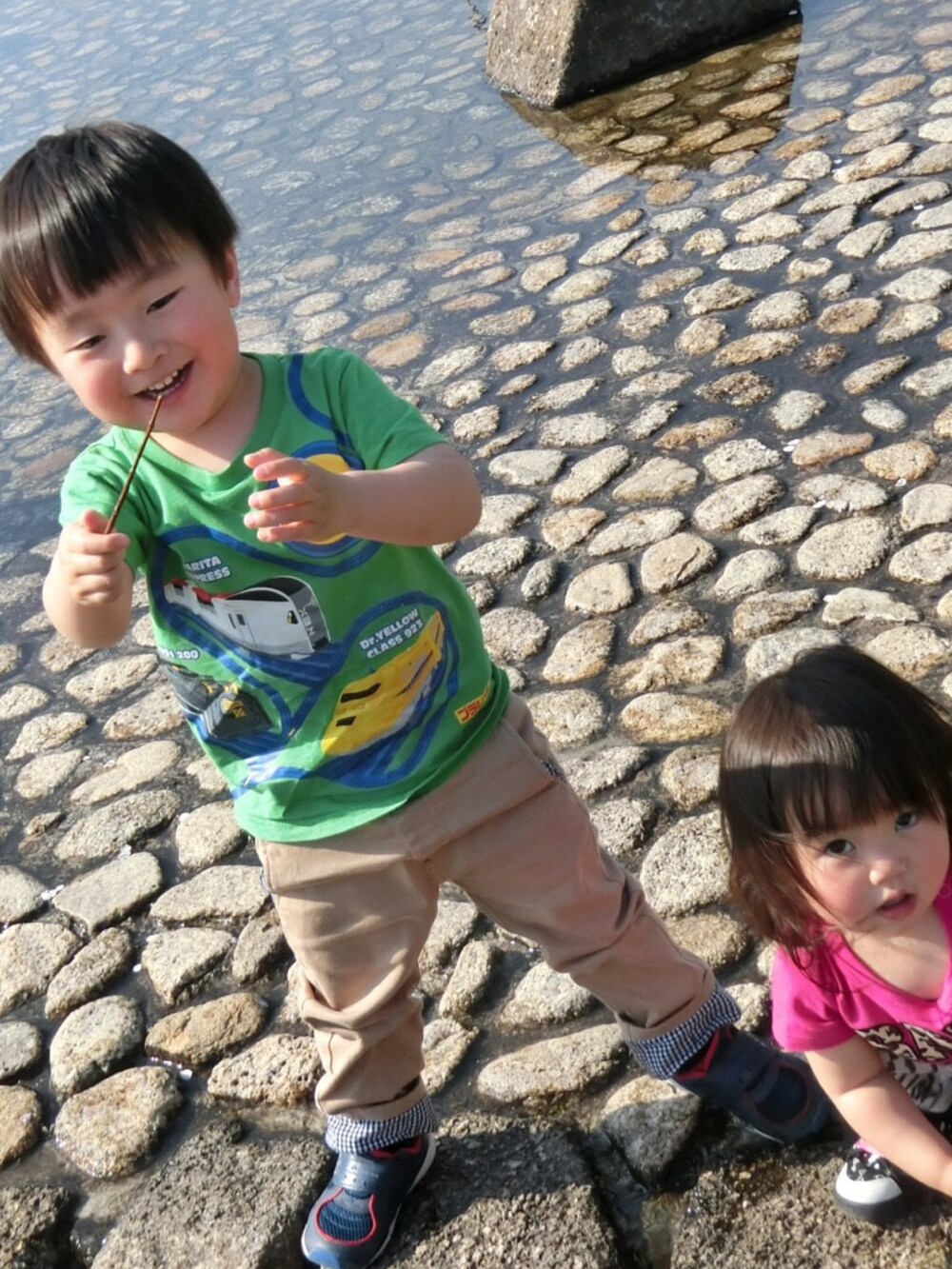 グリーン系のTシャツ/カットソー、その他のその他を着用したキッズの夏コーディネートの5枚目の写真