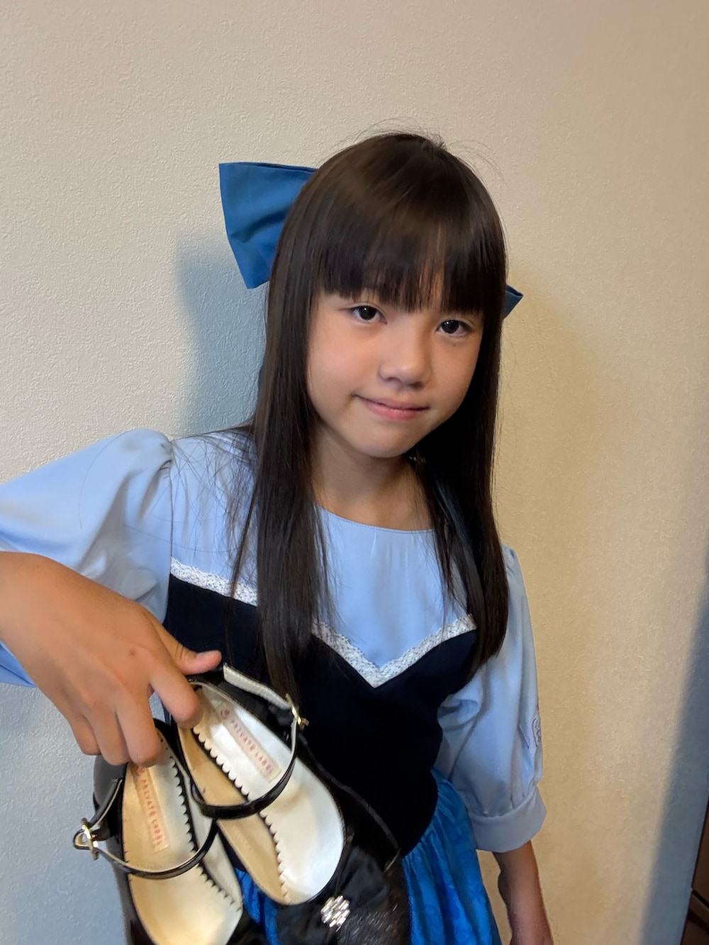 ブルー系のドレス、ブルー系のその他を着用したキッズの秋コーディネートの2枚目の写真