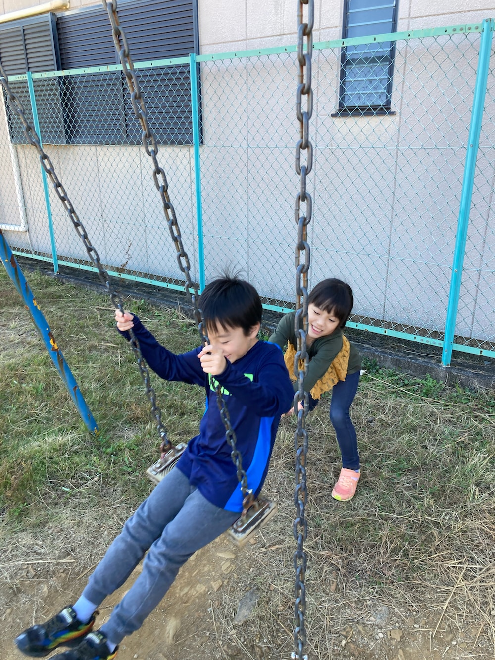 オレンジ系のスニーカー、その他のその他を着用したキッズの秋コーディネートの2枚目の写真