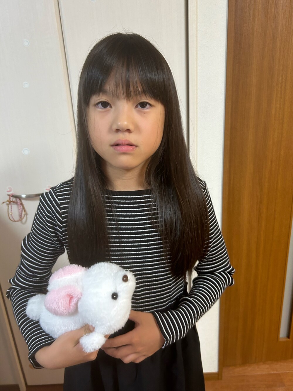 ブラック系のワンピースを着用したキッズの秋コーディネートの2枚目の写真