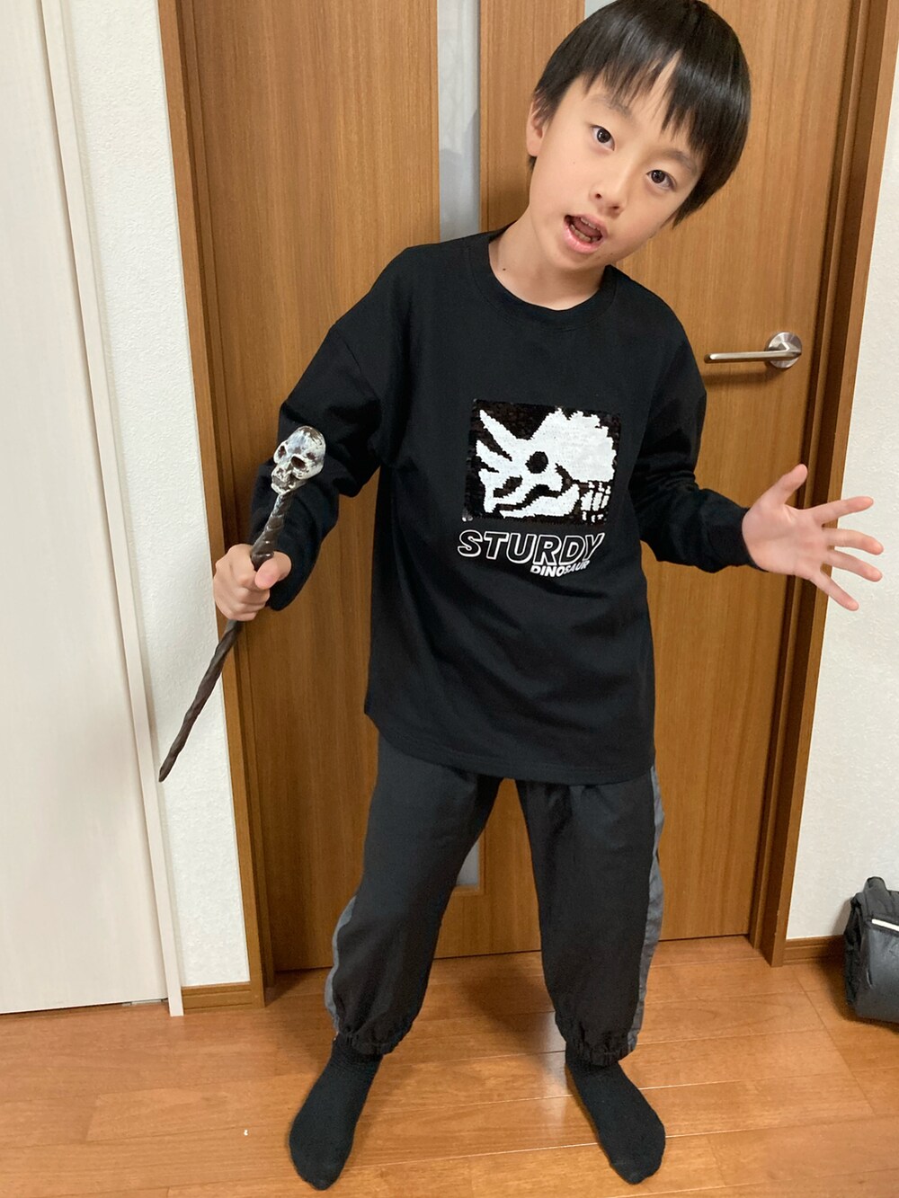 ブラック系のTシャツ/カットソー、その他のその他を着用したキッズの秋コーディネートの2枚目の写真