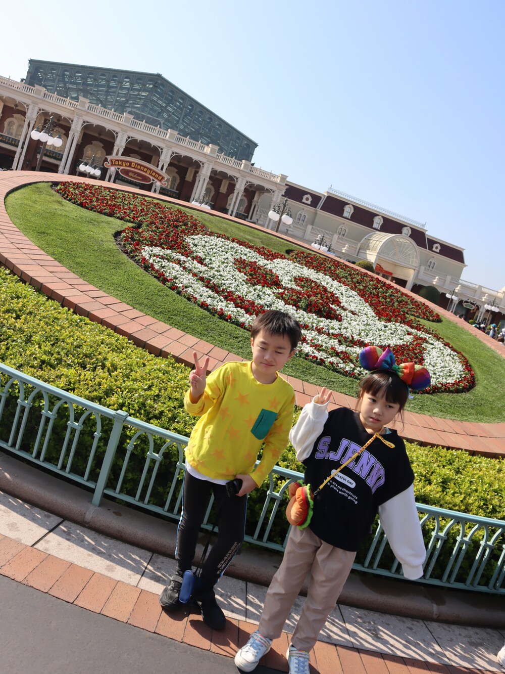 ブラック系のTシャツ/カットソーを着用したキッズの春コーディネートの3枚目の写真