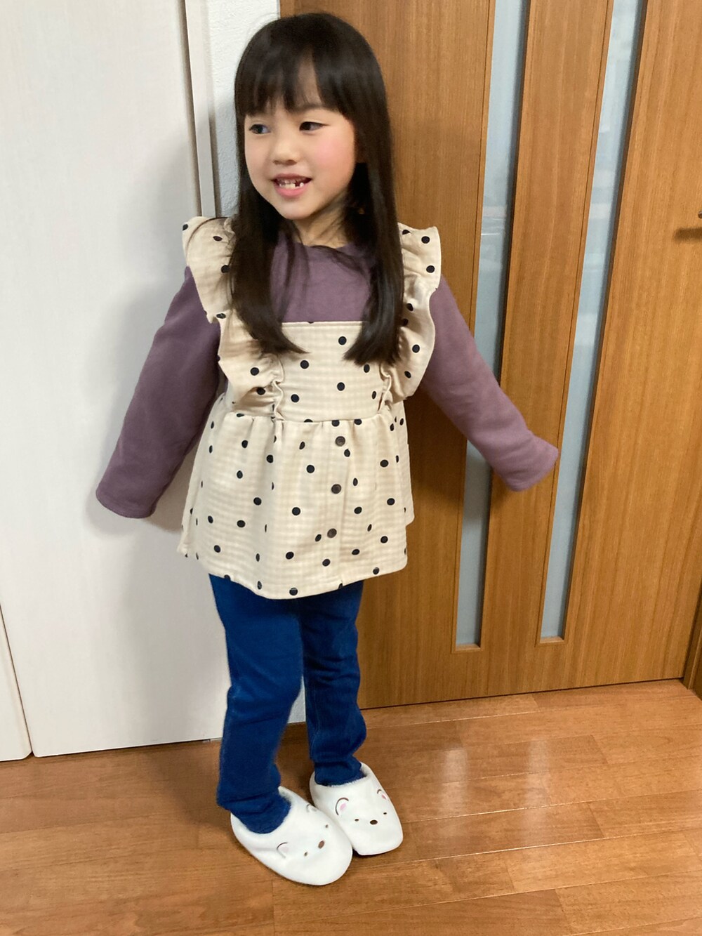 ベージュ系のスウェットを着用したキッズの冬コーディネートの2枚目の写真