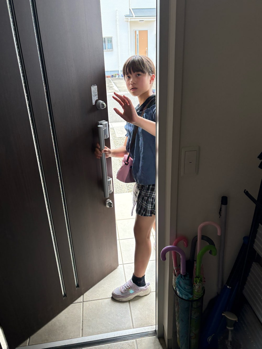 ピンク系のショルダーバッグを着用したキッズの夏コーディネートの2枚目の写真