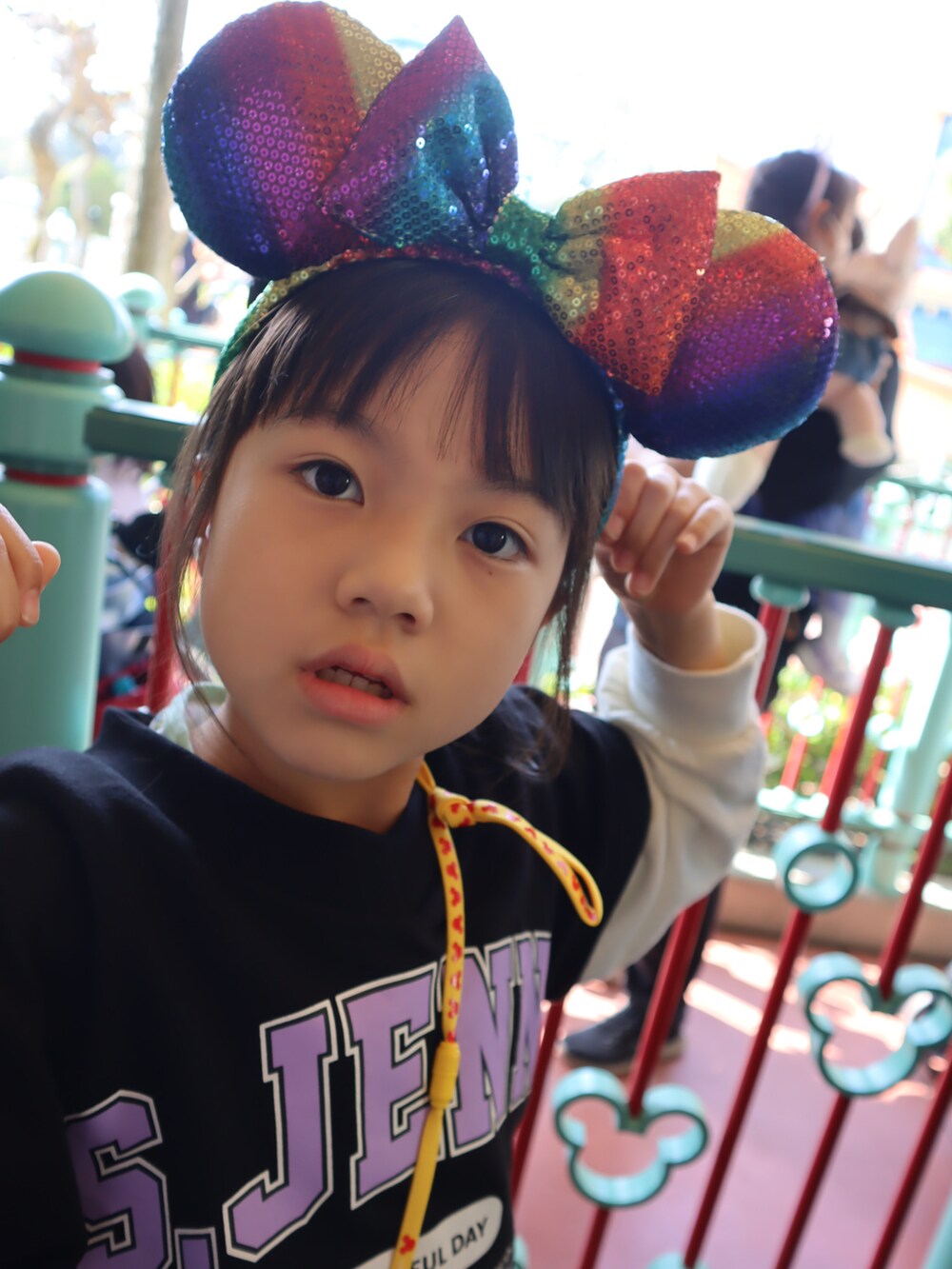 ブラック系のTシャツ/カットソーを着用したキッズの春コーディネートの2枚目の写真