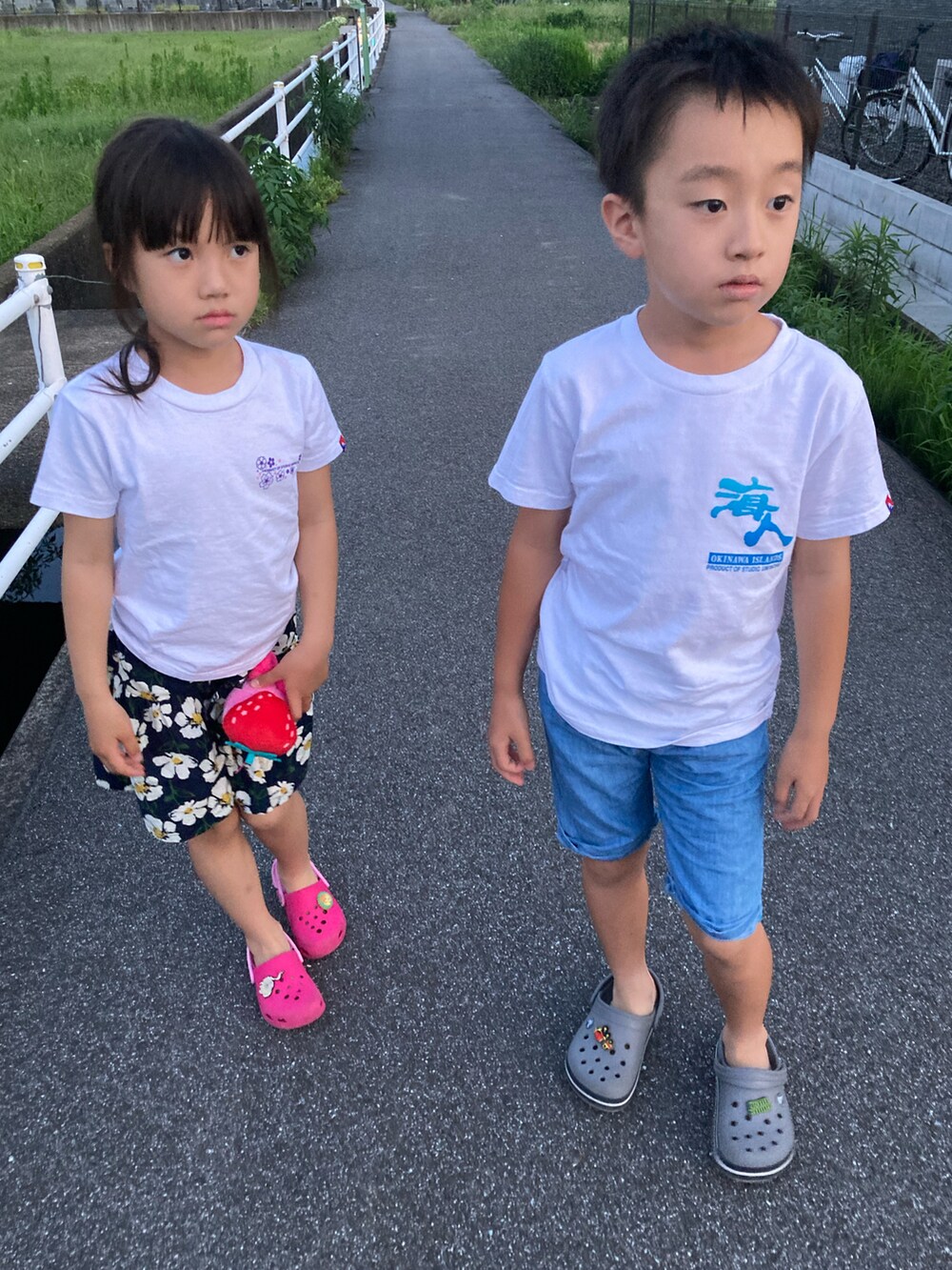 ホワイト系のTシャツ/カットソーを着用したキッズの夏コーディネートの2枚目の写真