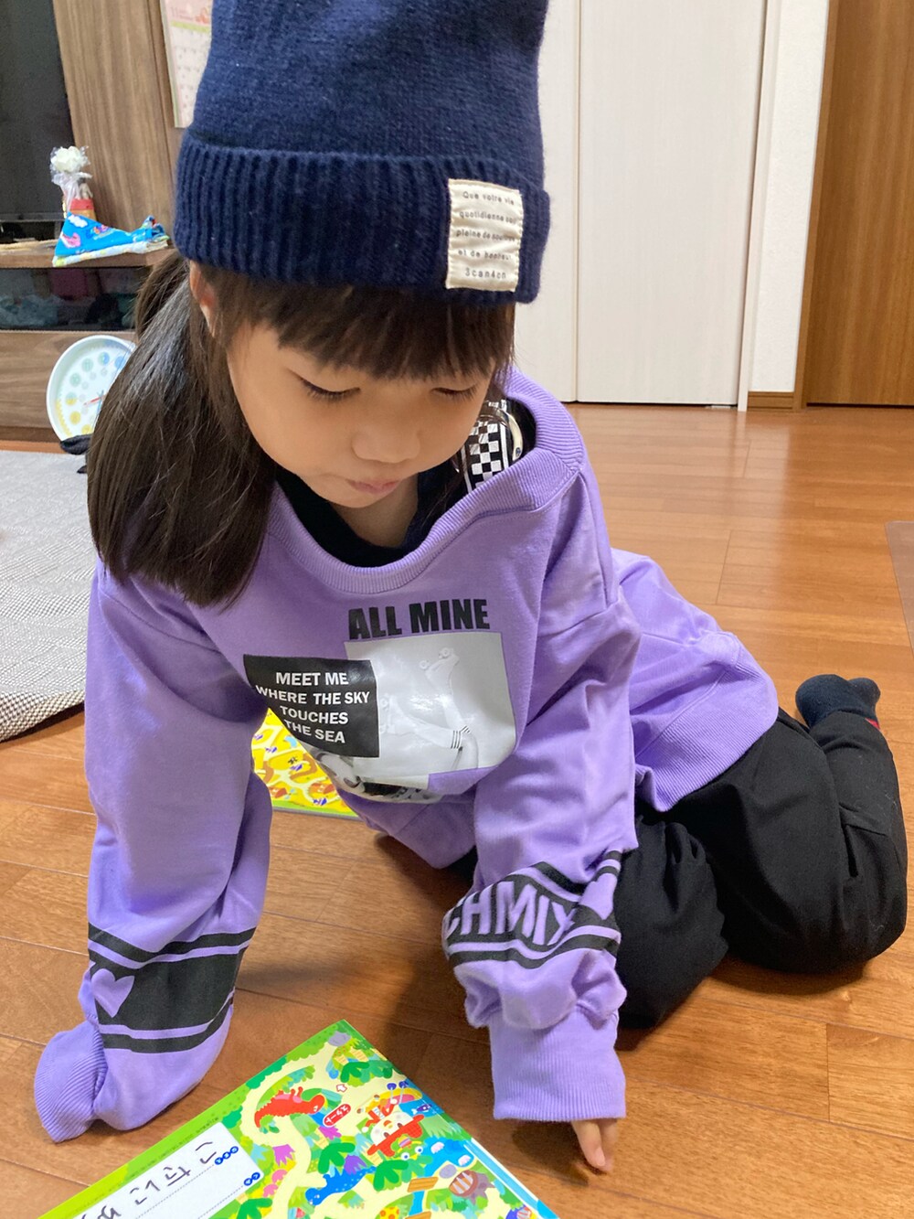 パープル系のスウェットを着用したキッズの秋コーディネートの2枚目の写真