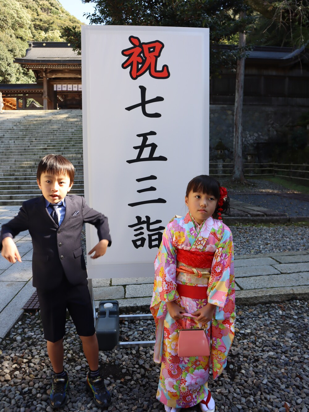 ピンク系の着物を着用したキッズの秋コーディネートの3枚目の写真