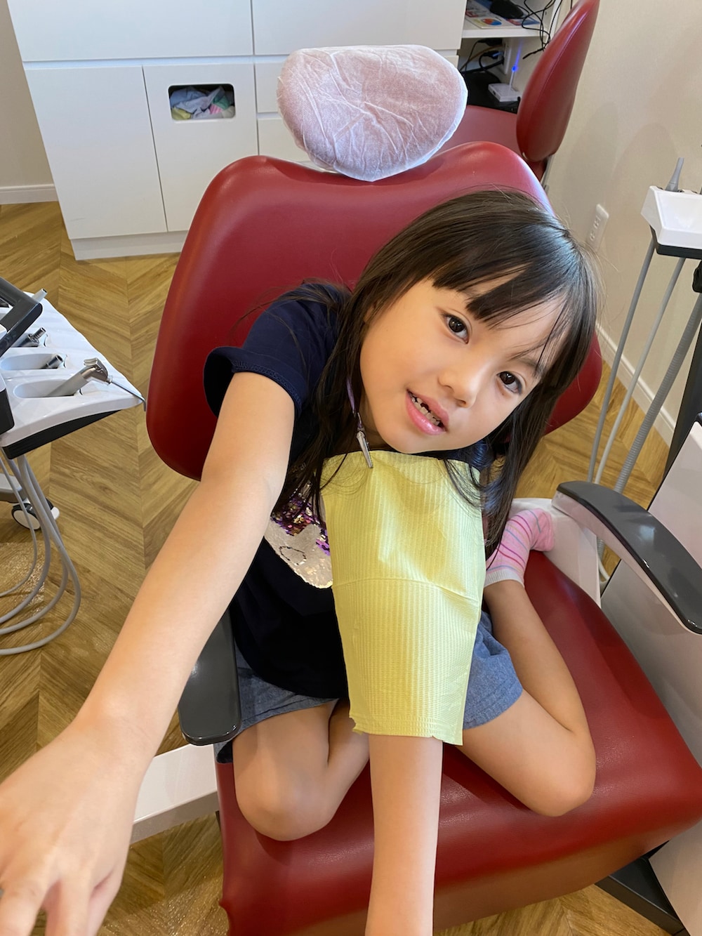 イエロー系のスタイ/よだれかけを着用したキッズの秋コーディネートの2枚目の写真