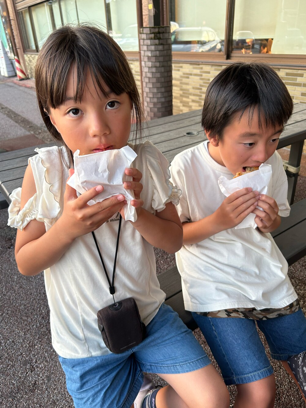 ホワイト系のキャップ、ホワイト系のその他を着用したキッズの夏コーディネートの2枚目の写真