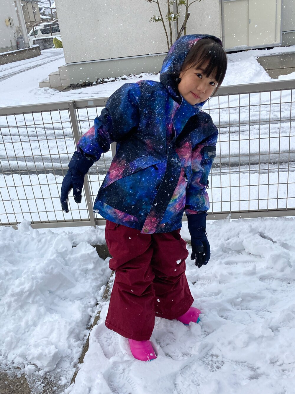 ブルー系のダウンベストを着用したキッズの冬コーディネートの3枚目の写真