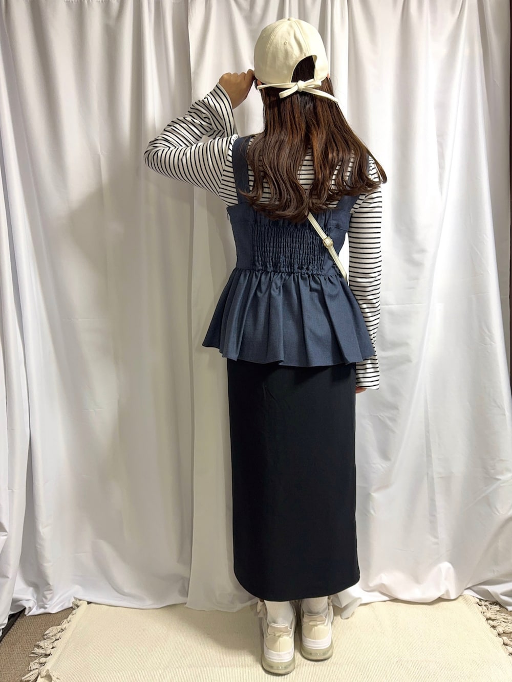 「春めき満開コーデ、春服コーデ、ラフコーデ、きれいめコーデ、キレイめカジュアル、カジュアルコーデ、スニーカーコーデ、キャップ、キャップ女子、ビスチェ、ボーダー、タイトスカート、ショルダーバッグ、155㎝コーデ、低身長女子」｜「GRLのアイテム（スニーカー、ベージュ系）」を使った、rannpu_tさん（レディース・155cm）の春コーディネートの3枚目の写真