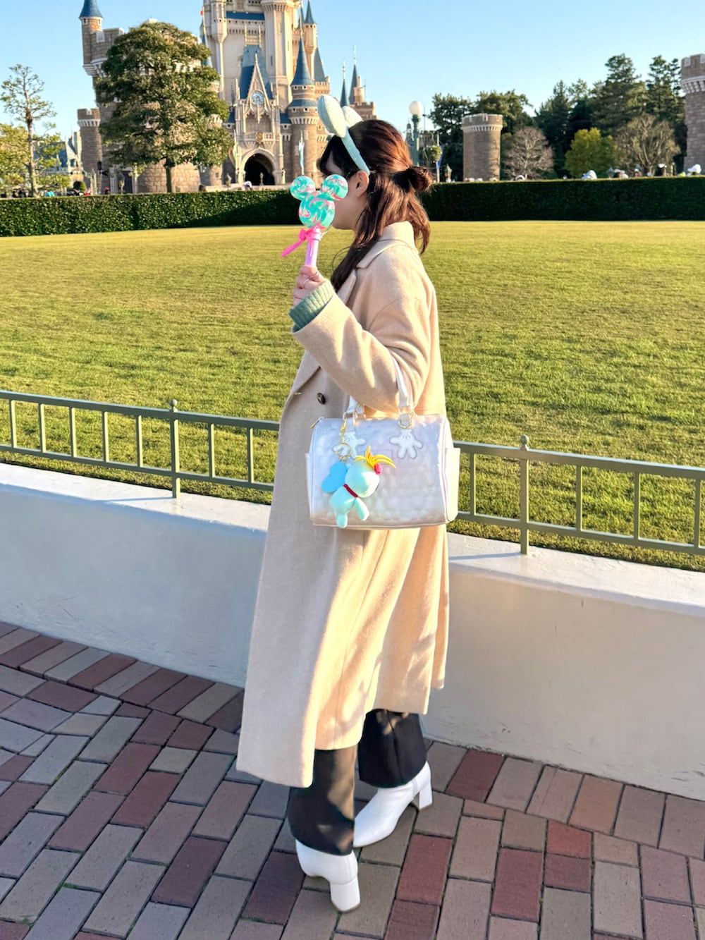 「オトナカワイイ、大人可愛い、きれいめコーディネート、きれいめカジュアル、楽チンコーデ、低身長女子、低身長コーデ、155㎝コーデ、パンツコーデ、チョーカー、ベージュ、ロングコート、ニット/セーター、ブーツ」｜「apart by lowrysのアイテム（ニット/セーター、グリーン系）」を使った、rannpu_tさん（レディース・155cm）の春コーディネートの4枚目の写真