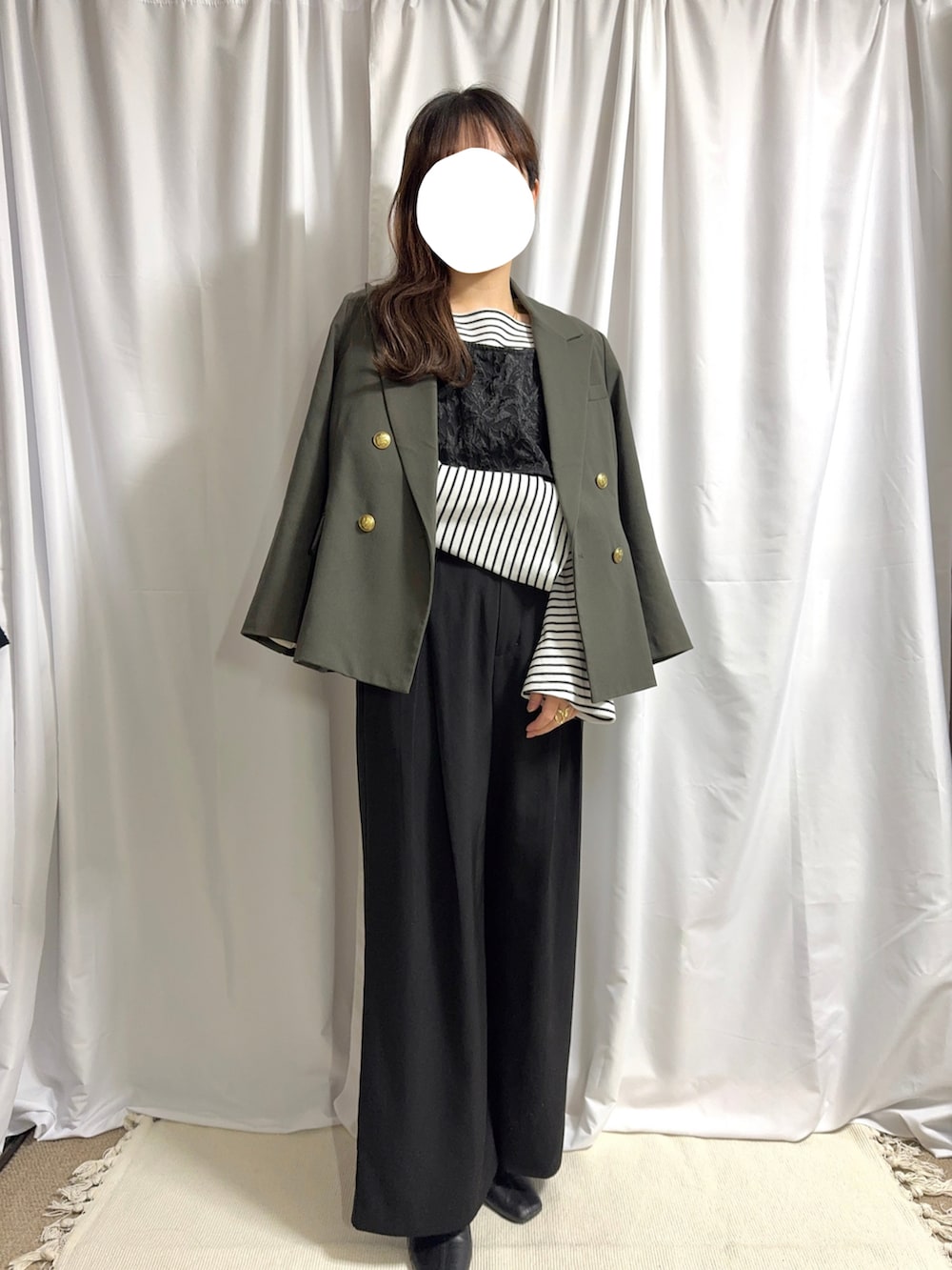 「春、春ファッション、大人女子、大人コーデ、低身長女子、155㎝コーデ、テーラードジャケット、ボーダー、ボーダートップス、ビスチェ、ワイドパンツ、ブーツ、ブラック」｜「Mila Owenの金釦2サイズダブルブレザージャケット（テーラードジャケット、グリーン系）」を使った、rannpu_tさん（レディース・155cm）の春コーディネートの2枚目の写真
