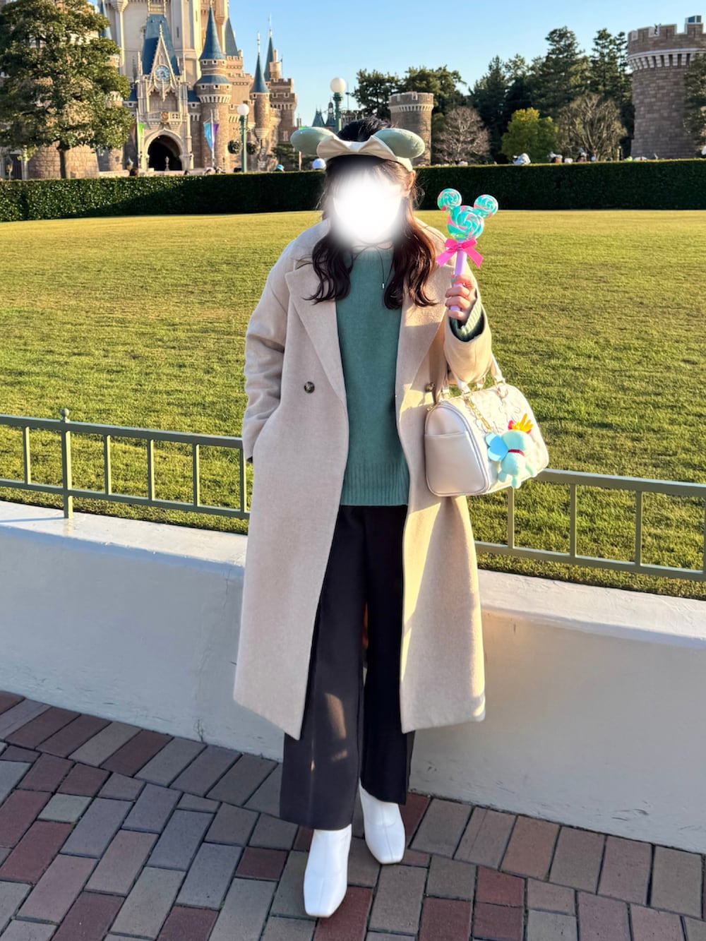 「オトナカワイイ、大人可愛い、きれいめコーディネート、きれいめカジュアル、楽チンコーデ、低身長女子、低身長コーデ、155㎝コーデ、パンツコーデ、チョーカー、ベージュ、ロングコート、ニット/セーター、ブーツ」｜「apart by lowrysのアイテム（ニット/セーター、グリーン系）」を使った、rannpu_tさん（レディース・155cm）の春コーディネートの3枚目の写真