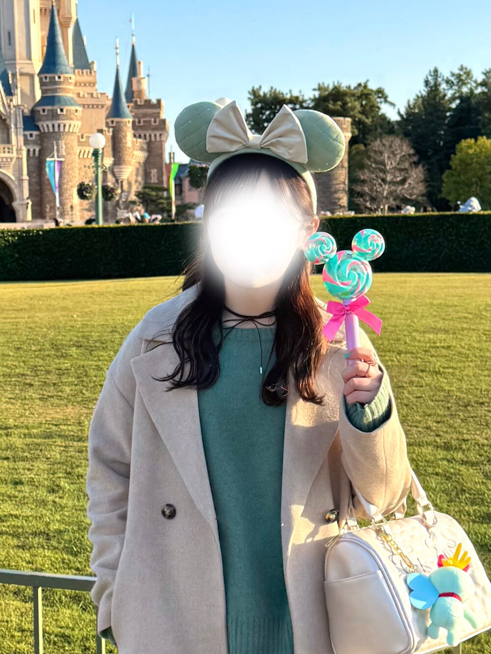 「オトナカワイイ、大人可愛い、きれいめコーディネート、きれいめカジュアル、楽チンコーデ、低身長女子、低身長コーデ、155㎝コーデ、パンツコーデ、チョーカー、ベージュ、ロングコート、ニット/セーター、ブーツ」｜「apart by lowrysのアイテム（ニット/セーター、グリーン系）」を使った、rannpu_tさん（レディース・155cm）の春コーディネートの2枚目の写真
