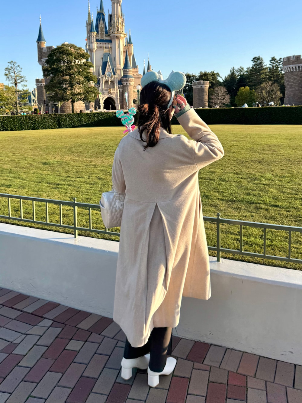 「オトナカワイイ、大人可愛い、きれいめコーディネート、きれいめカジュアル、楽チンコーデ、低身長女子、低身長コーデ、155㎝コーデ、パンツコーデ、チョーカー、ベージュ、ロングコート、ニット/セーター、ブーツ」｜「apart by lowrysのアイテム（ニット/セーター、グリーン系）」を使った、rannpu_tさん（レディース・155cm）の春コーディネートの5枚目の写真