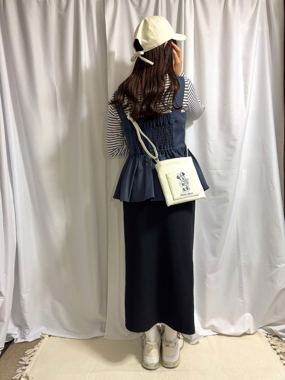 「春めき満開コーデ、春服コーデ、ラフコーデ、きれいめコーデ、キレイめカジュアル、カジュアルコーデ、スニーカーコーデ、キャップ、キャップ女子、ビスチェ、ボーダー、タイトスカート、ショルダーバッグ、155㎝コーデ、低身長女子」｜「GRLのアイテム（スニーカー、ベージュ系）」を使った、rannpu_tさん（レディース・155cm）の春コーディネートの4枚目の写真